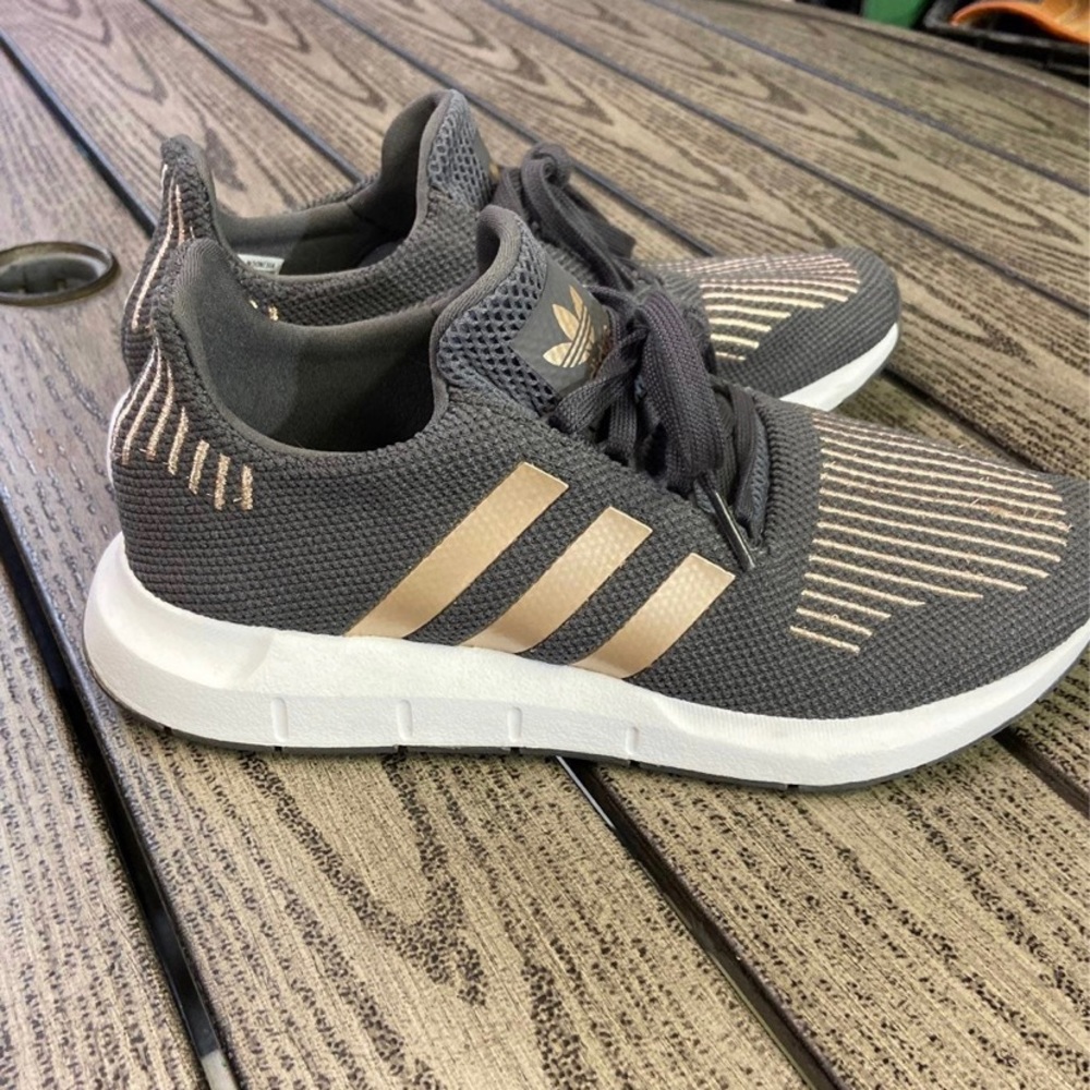 Adidas Youth Sneakers Size 6.5 Gray and Gold color